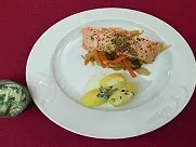 Rezept: Irischer Lachs auf Gemüsebeet mit Minzkartoffeln und Gurken-Dill-Salat Irischer Lachs auf Gemüsebeet mit Minzkartoffeln und Gurken-Dill-Salat - Rezept