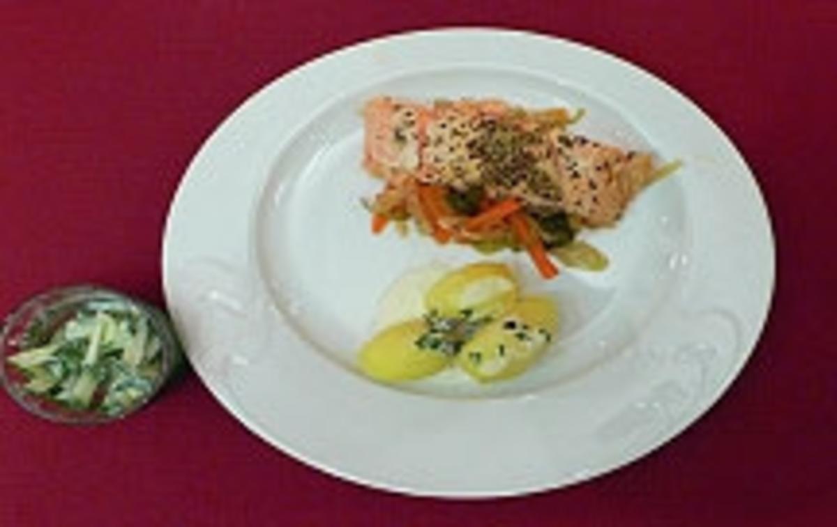 Irischer Lachs auf Gemüsebeet mit Minzkartoffeln und Gurken-Dill-Salat ...