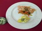 Irischer Lachs auf Gemüsebeet mit Minzkartoffeln und Gurken-Dill-Salat - Rezept