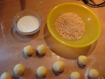 Rezept: Knusperkugeln mit Erdnußmantel Bild Nr. 5 Knusperkugeln mit Erdnußmantel - Rezept - Bild Nr. 5
