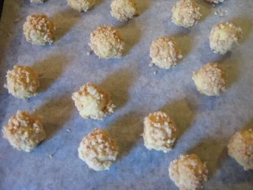 Rezept: Knusperkugeln mit Erdnußmantel Bild Nr. 6 Knusperkugeln mit Erdnußmantel - Rezept - Bild Nr. 6