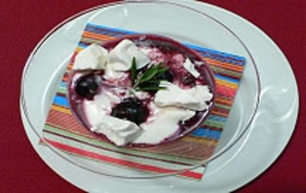 Bilder für Blaubeer-Joghurt-Creme mit Rosmarin und Baiserhaube - Rezept