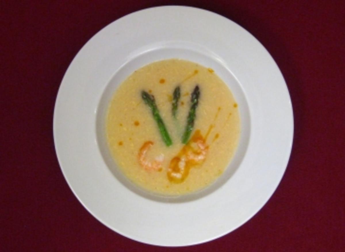 Spargelcremesuppe mit Garnelen, grünem Spargel und Hummeröl - Rezept