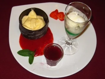 Zweierlei Schokomousse auf Frucht mit Zitronensorbet und Minzreduktion - Rezept