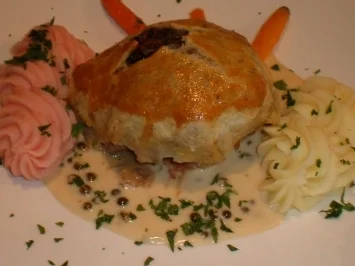 Rezept: Beef Wellington mit Pfeffersoße an Kartoffelpüree und Gemüse Beef Wellington mit Pfeffersoße an Kartoffelpüree und Gemüse - Rezept