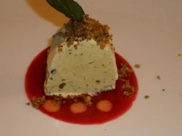 Rezept: Kulfi - indisches Eis aus Pistazien, Kardamon und Safran an Pistazienkrokantgebäck Kulfi - indisches Eis aus Pistazien, Kardamon und Safran an Pistazienkrokantgebäck - Rezept