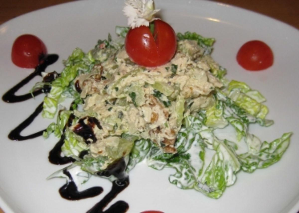 Southern Style Geflügelsalat auf Salatbett mit Kirschtomaten - Rezept