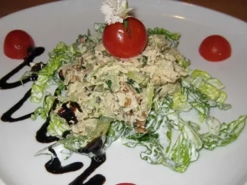 Southern Style Geflügelsalat auf Salatbett mit Kirschtomaten - Rezept