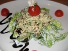 Southern Style Geflügelsalat auf Salatbett mit Kirschtomaten - Rezept