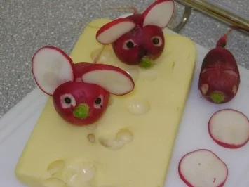 Rezept: Wie kommen die Löcher in den Käse? Wie kommen die Löcher in den Käse? - Rezept