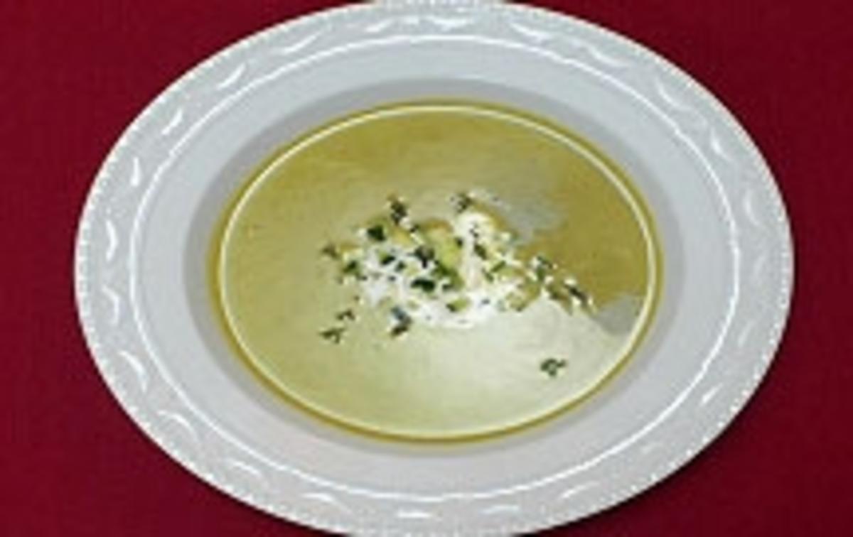 Zucchinicremesuppe mit frischen Gartenkräutern - Rezept