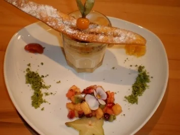 Croustillant von Bananen mit Mini-Kokos Crème brûlée und Salat von exotischen Früchten - Rezept