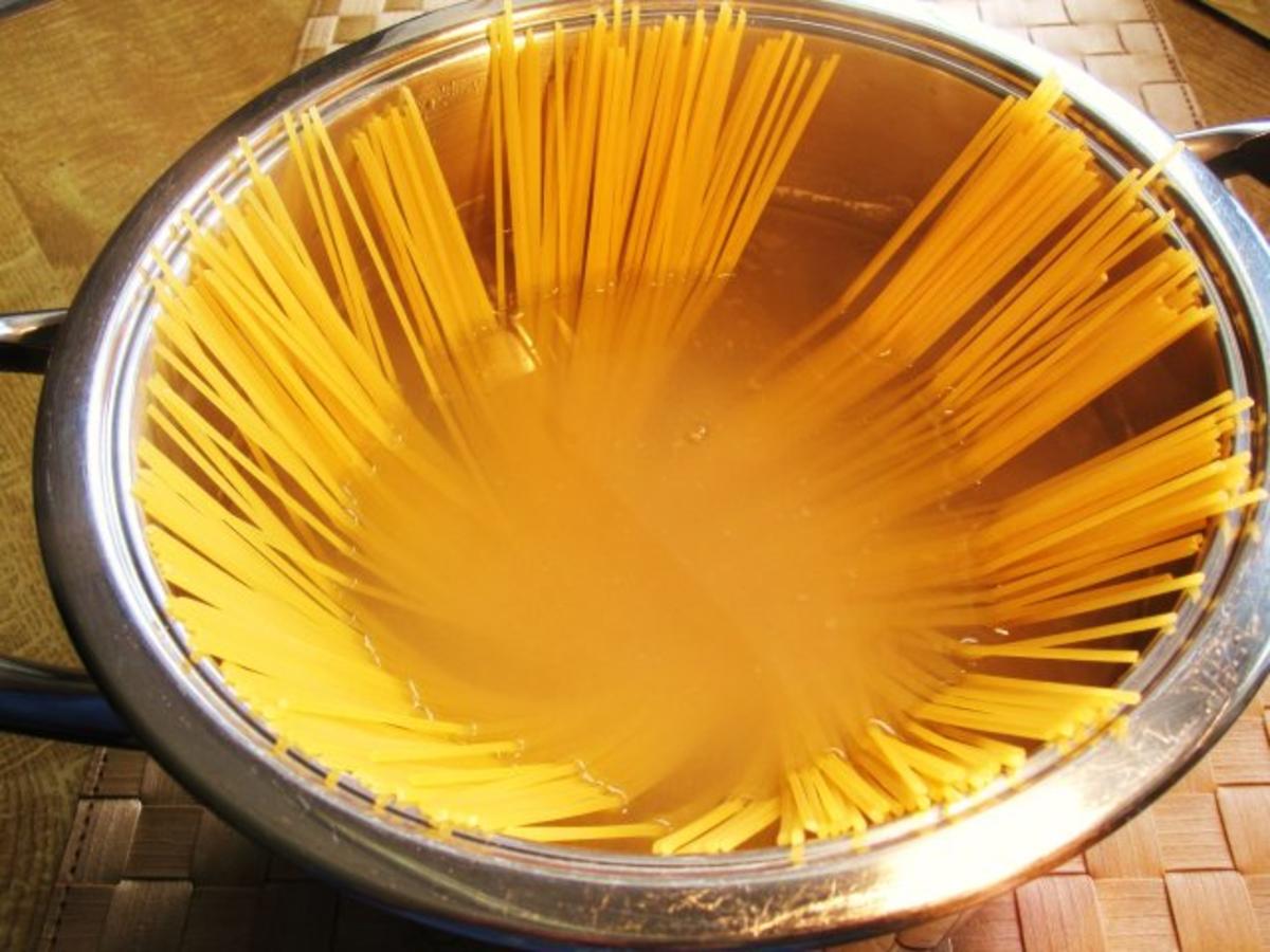 Spaghetti mit Sardellen, Oliven und Kapern - Rezept