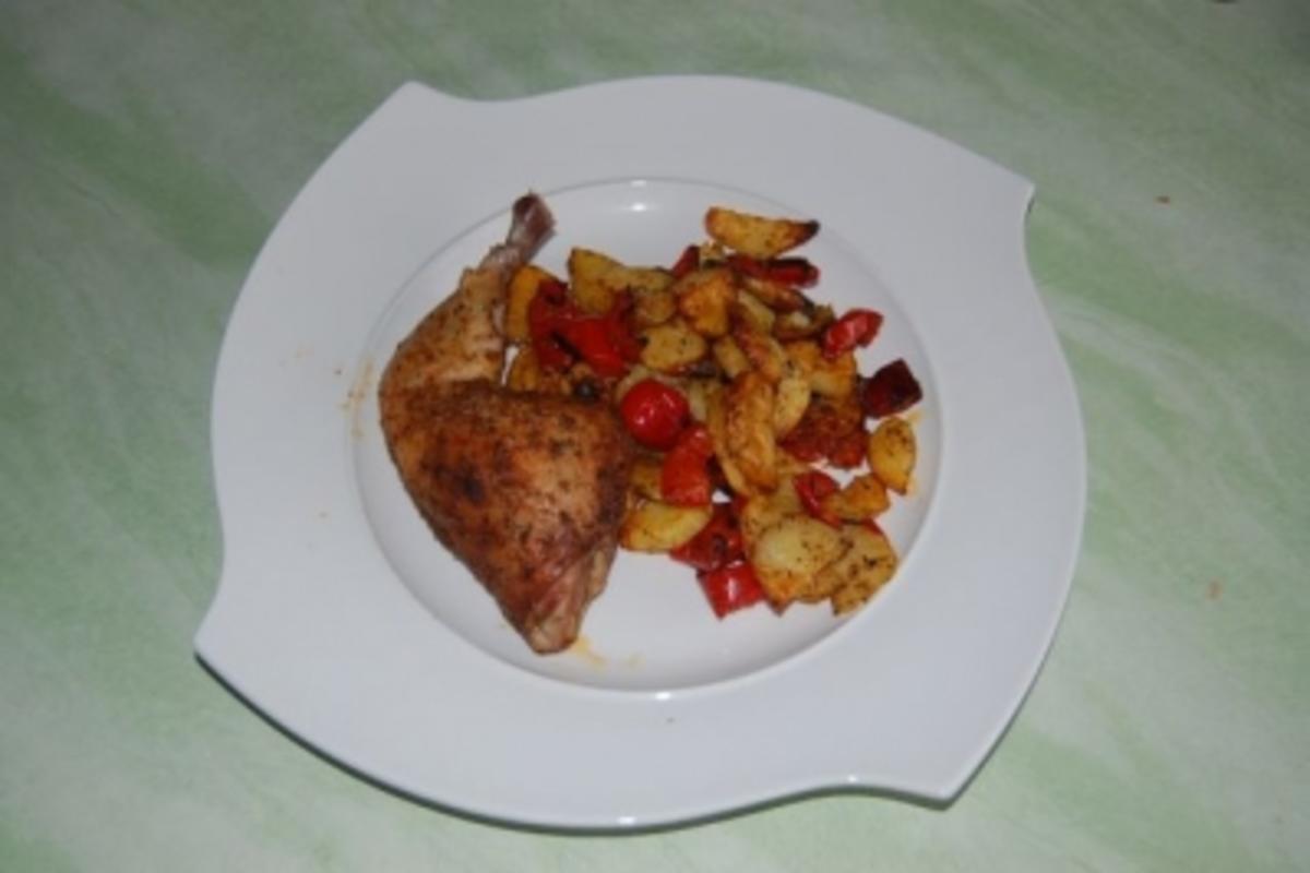 Knusprige Hähnchenschenkel mit Paprika und Kartoffeln - Rezept