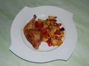 Rezept: Knusprige Hähnchenschenkel mit Paprika und Kartoffeln Knusprige Hähnchenschenkel mit Paprika und Kartoffeln - Rezept