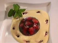 Erdbeersülze in Pflaumenwein mit kaltem Honigschaum - Rezept