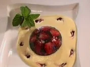 Erdbeersülze in Pflaumenwein mit kaltem Honigschaum - Rezept