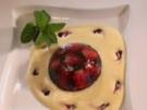 Erdbeersülze in Pflaumenwein mit kaltem Honigschaum - Rezept