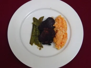 Schweinelende im Kakaomantel an Kartoffel-Karotten-Ingwer-Püree - Rezept