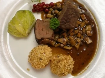 Tournedo vom Dammhirschrücken in Shiitake-Jus, dazu Mandelkrustel - Rezept