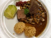 Tournedo vom Dammhirschrücken in Shiitake-Jus, dazu Mandelkrustel - Rezept