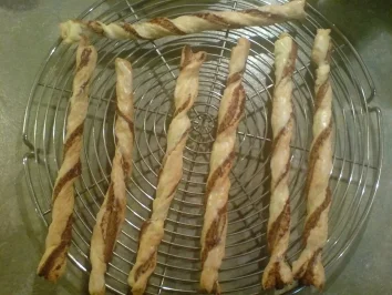 Rezept: Nuss-Blätterteig-Stangen Bild Nr. 5 Nuss-Blätterteig-Stangen - Rezept - Bild Nr. 5