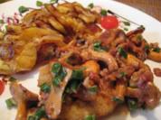 Rezept: Schweineschnitzel mit frischen Pfifferlingen & Bratkartoffeln Schweineschnitzel mit frischen Pfifferlingen & Bratkartoffeln - Rezept