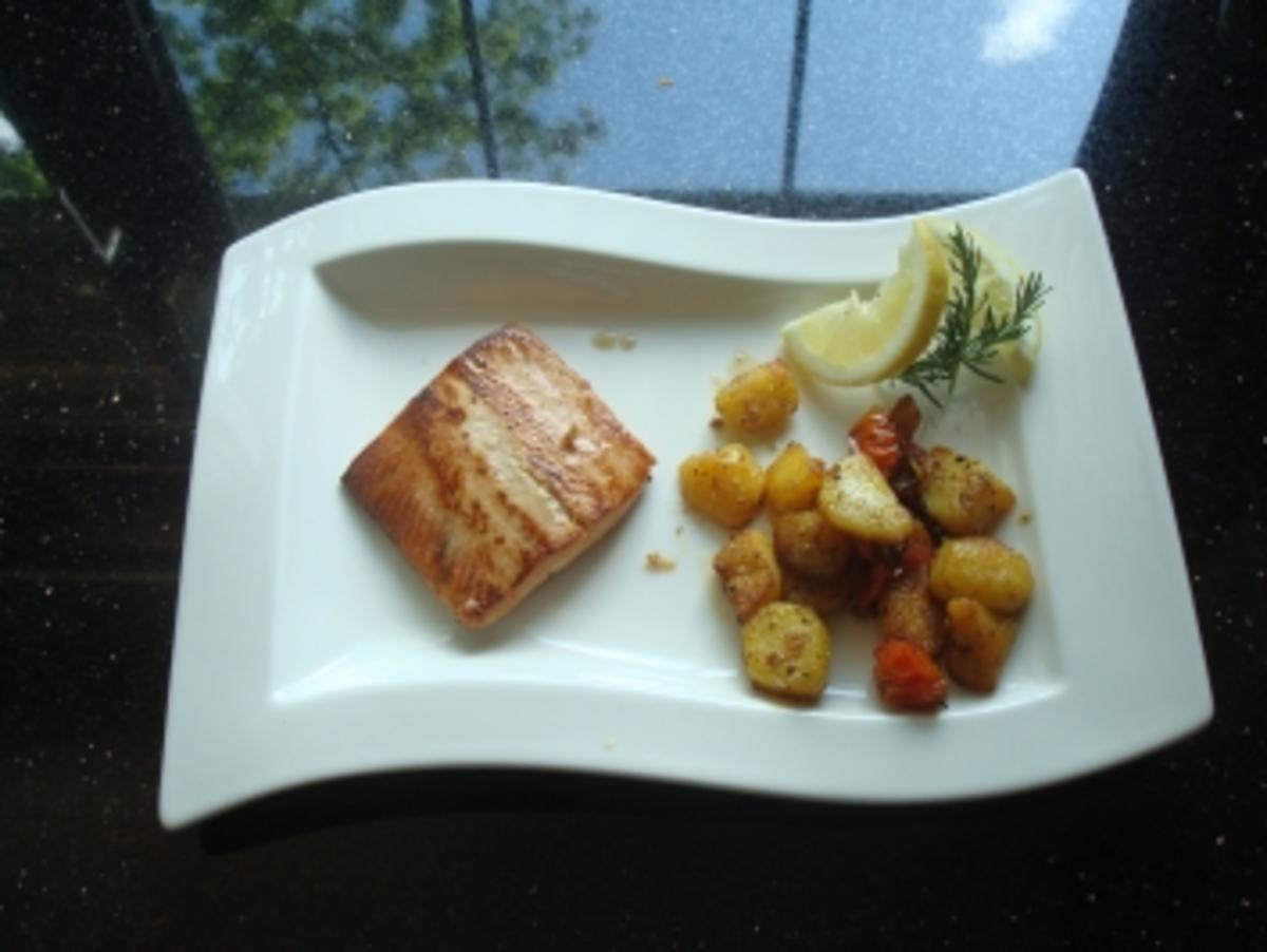 WILDLACHSFILET MIT ROSMARINKARTOFFELN UND CHERRYTOMATEN - Rezept ...