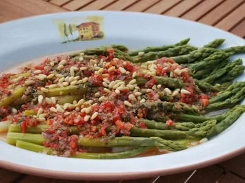 Grüner Spargel mit Basilikum-Vinaigrette - Rezept