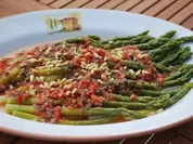 Grüner Spargel mit Basilikum-Vinaigrette - Rezept