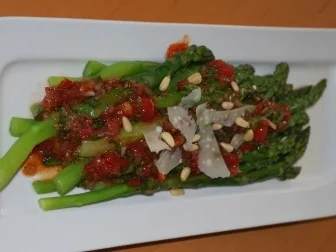 Grüner Spargel mit Basilikum-Vinaigrette - Rezept - Bild Nr. 2