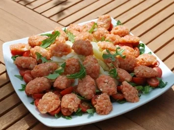 Rezept: Räucherlachstatar auf Spargel-Rucolasalat Räucherlachstatar auf Spargel-Rucolasalat - Rezept