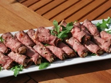 Rezept: Roastbeefröllchen a la tonnato Roastbeefröllchen a la tonnato - Rezept