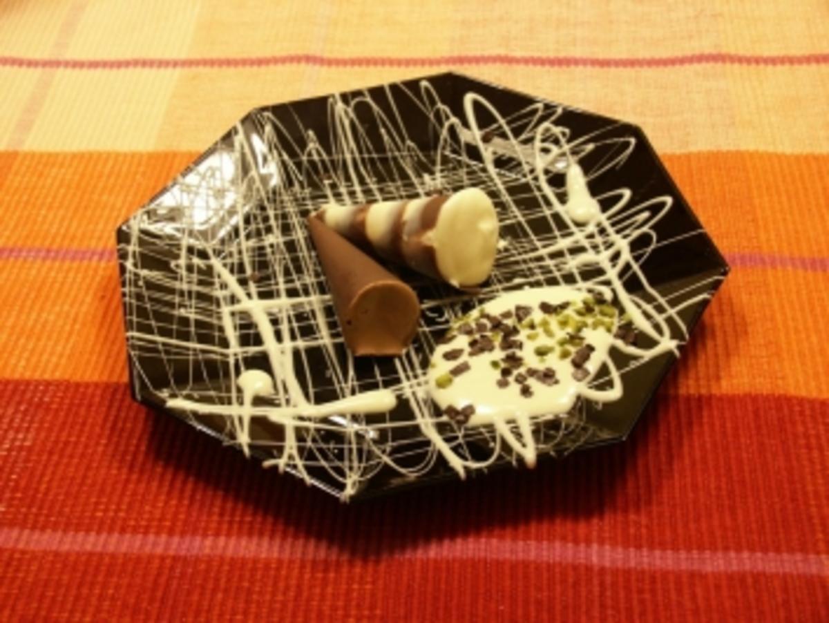 Braune und weiße Mousse au Chocolat mit schokolierten Erdbeeren - Rezept - Bild Nr. 2