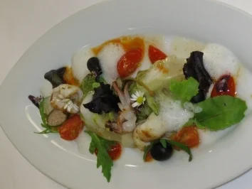 Rezept: Lauwarmer Kopfsalat mit Kalamarie und Cherrytomaten Lauwarmer Kopfsalat mit Kalamarie und Cherrytomaten - Rezept