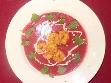 Rote-Bete-Suppe mit gegrillten und in Senf marinierten Garnelen - Rezept