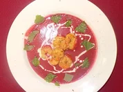Rote-Bete-Suppe mit gegrillten und in Senf marinierten Garnelen - Rezept