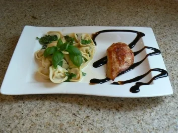 Hähnchenbrustfilet  mit Cappelletti Gorgonzola  und Gurkensalat - Rezept