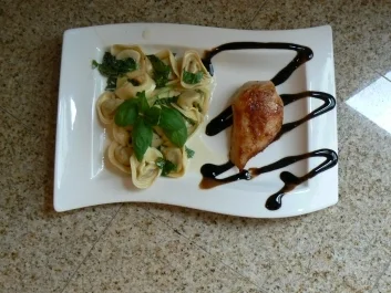 Hähnchenbrustfilet  mit Cappelletti Gorgonzola  und Gurkensalat - Rezept