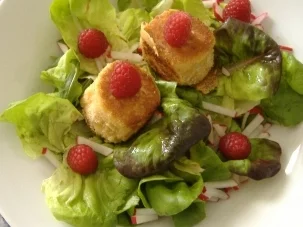 Rezept: Sommersalat mit gebackenen Ziegenkäse und Himbeer-Mint-Vinaigrette Sommersalat mit gebackenen Ziegenkäse und Himbeer-Mint-Vinaigrette - Rezept