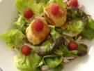 Sommersalat mit gebackenen Ziegenkäse und Himbeer-Mint-Vinaigrette - Rezept