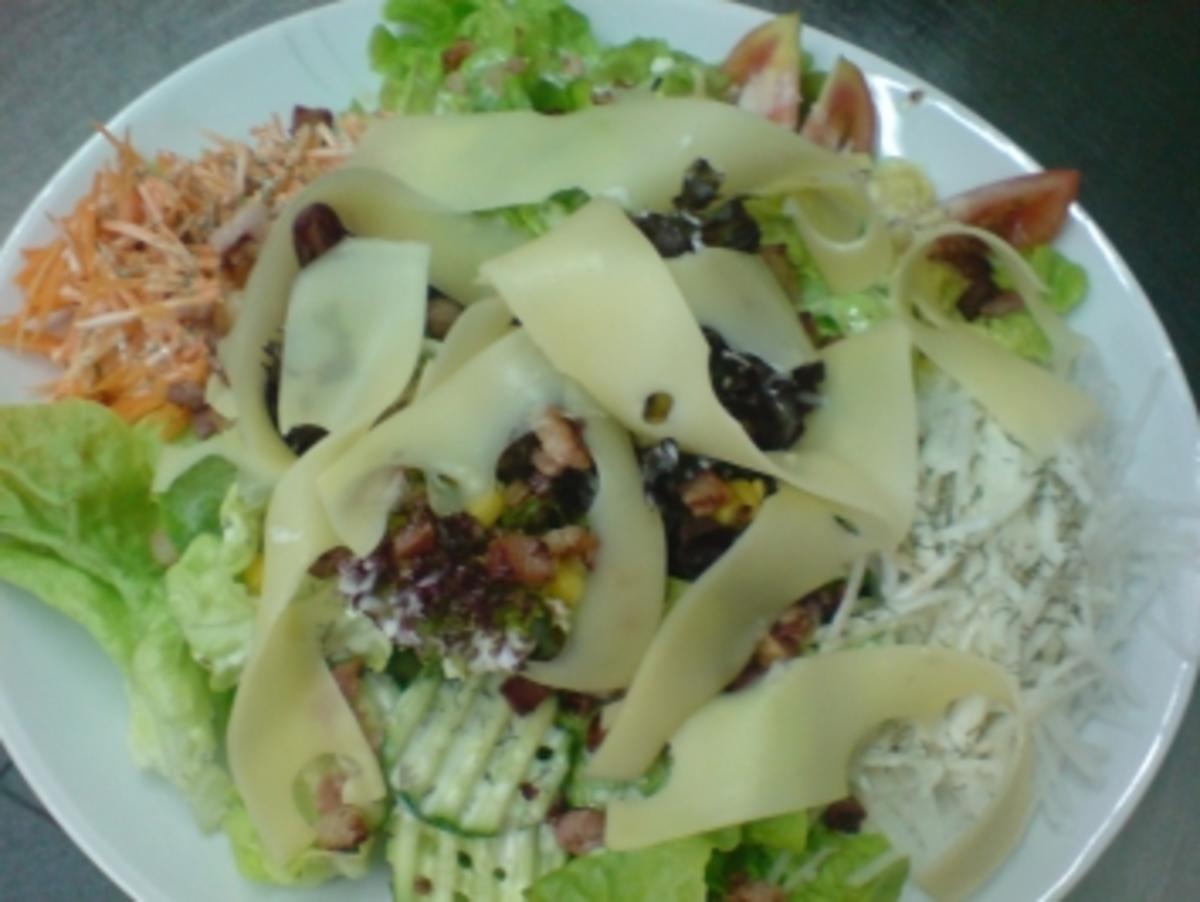 Salat "Bunter Salatteller mit Käse und Schinkenwürfeln" - Rezept