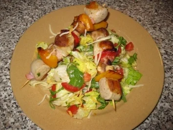 Bunter Salat mit Wurstspießchen - Rezept