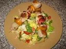 Bunter Salat mit Wurstspießchen - Rezept