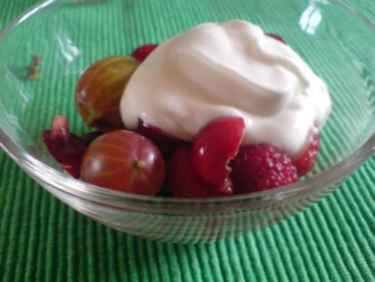 Dessert "Obstsalat mit Joghurt-Creme" - Rezept