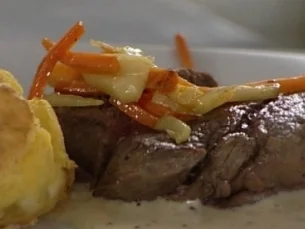 Matjesröllchen auf gebackenem Sellerie mit Kaviar garniert - Rezept