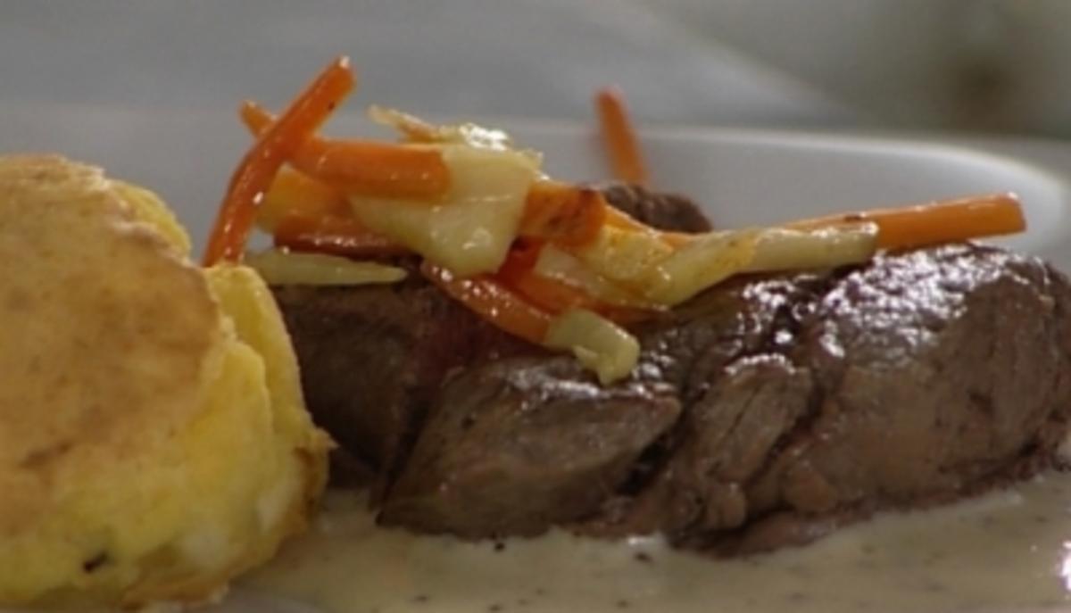 Matjesröllchen auf gebackenem Sellerie mit Kaviar garniert - Rezept ...