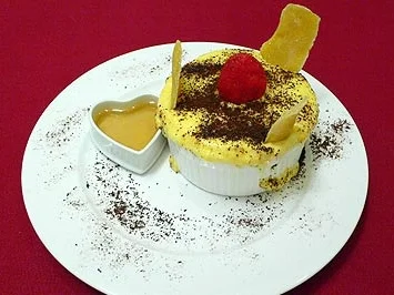 Mango-Soufflé glacé mit Anissoße, Erdbeeren und Wattlesamen - Rezept