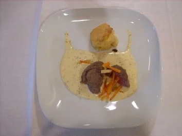 Pochiertes Rinderfilet auf Senfschaum mit Kohlrabi-Morchel- Gratin - Rezept