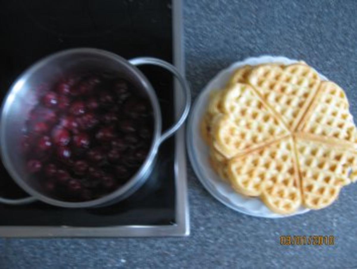 Waffeln mit heissen Kirschen *Bergische Waffeln* - Rezept - Bild Nr. 2